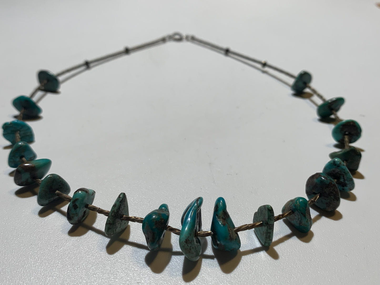 Collier créé par Zen Curiosity – Turquoise naturelle, perles baroques et perle torsadée en argent. Longueur : 43 cm – Finition 100 % argent