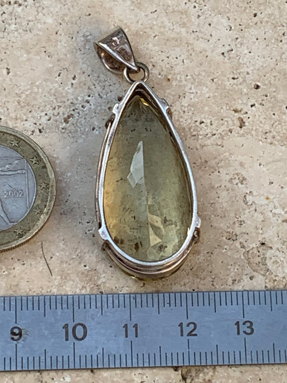 Citrine, pendentif en Argent de 47mm de hauteur x 20 de largeur x 12 d'épaisseur. Vendu avec cordon réglable !