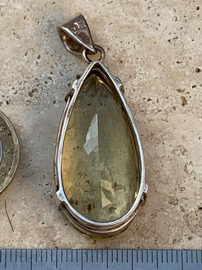Citrine, pendentif en Argent de 47mm de hauteur x 20 de largeur x 12 d'épaisseur. Vendu avec cordon réglable !