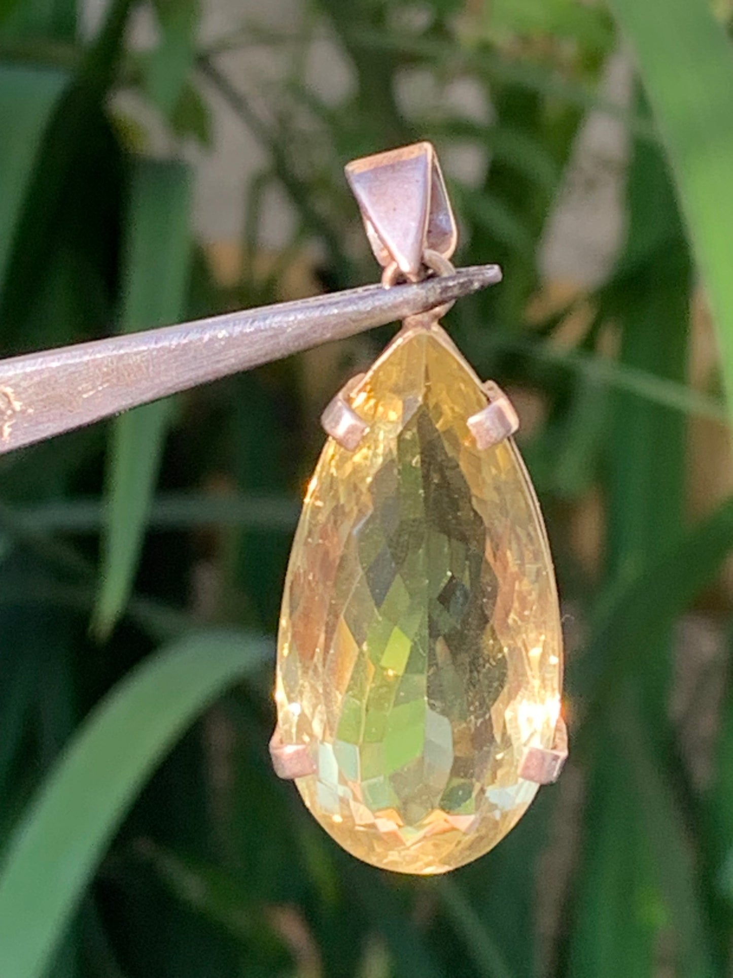 Citrine, pendentif en Argent de 47mm de hauteur x 20 de largeur x 12 d'épaisseur. Vendu avec cordon réglable !