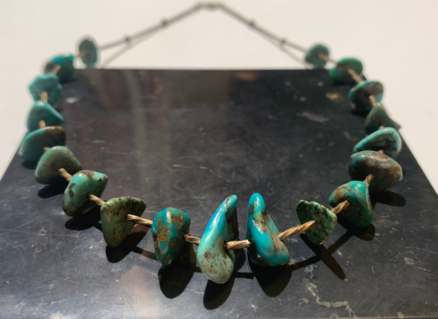 Collier créé par Zen Curiosity – Turquoise naturelle, perles baroques et perle torsadée en argent. Longueur : 43 cm – Finition 100 % argent