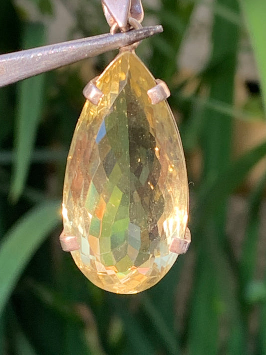 Citrine, pendentif en Argent de 47mm de hauteur x 20 de largeur x 12 d'épaisseur. Vendu avec cordon réglable !