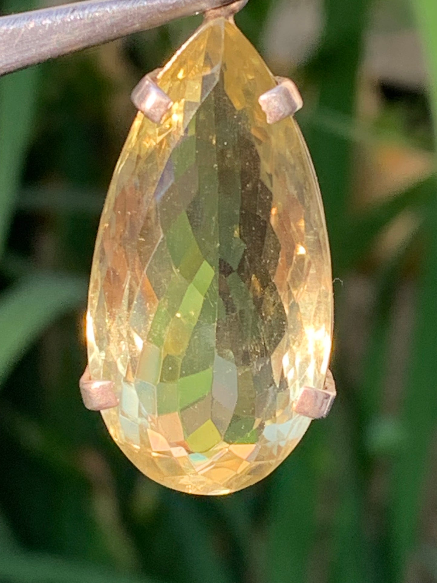 Citrine, pendentif en Argent de 47mm de hauteur x 20 de largeur x 12 d'épaisseur. Vendu avec cordon réglable !