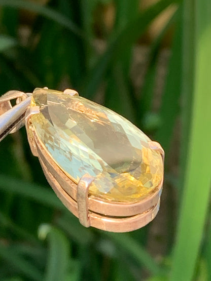 Citrine, pendentif en Argent de 47mm de hauteur x 20 de largeur x 12 d'épaisseur. Vendu avec cordon réglable !