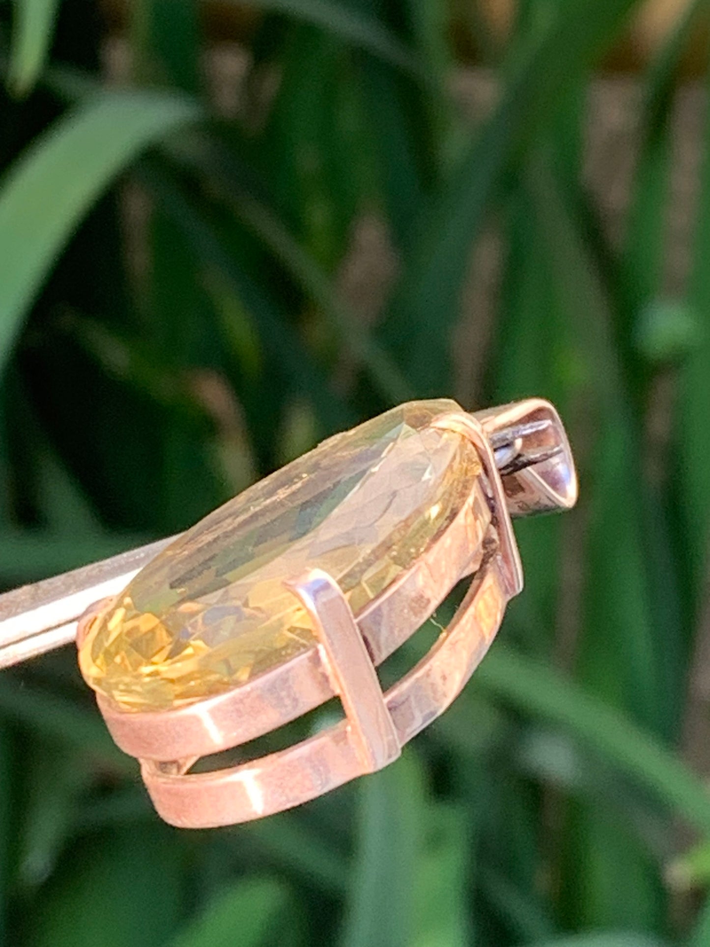 Citrine, pendentif en Argent de 47mm de hauteur x 20 de largeur x 12 d'épaisseur. Vendu avec cordon réglable !