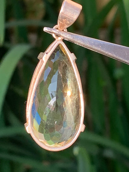 Citrine, pendentif en Argent de 47mm de hauteur x 20 de largeur x 12 d'épaisseur. Vendu avec cordon réglable !