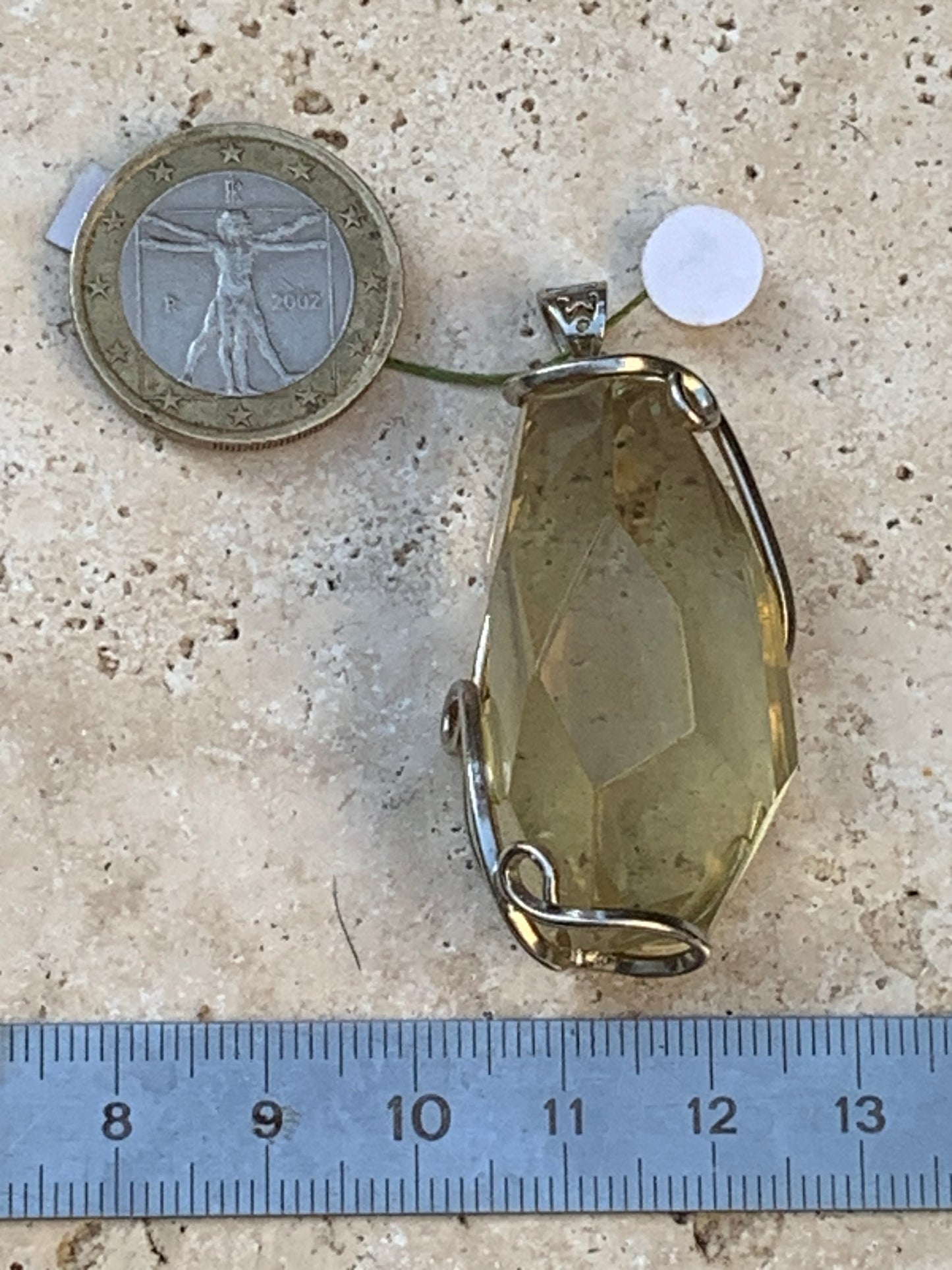 Cristal de roche lemon/ quartz Lemon, pendentif en laiton Argenté de 50mm de hauteur x 22 x 18. Vendu avec cordon réglable !