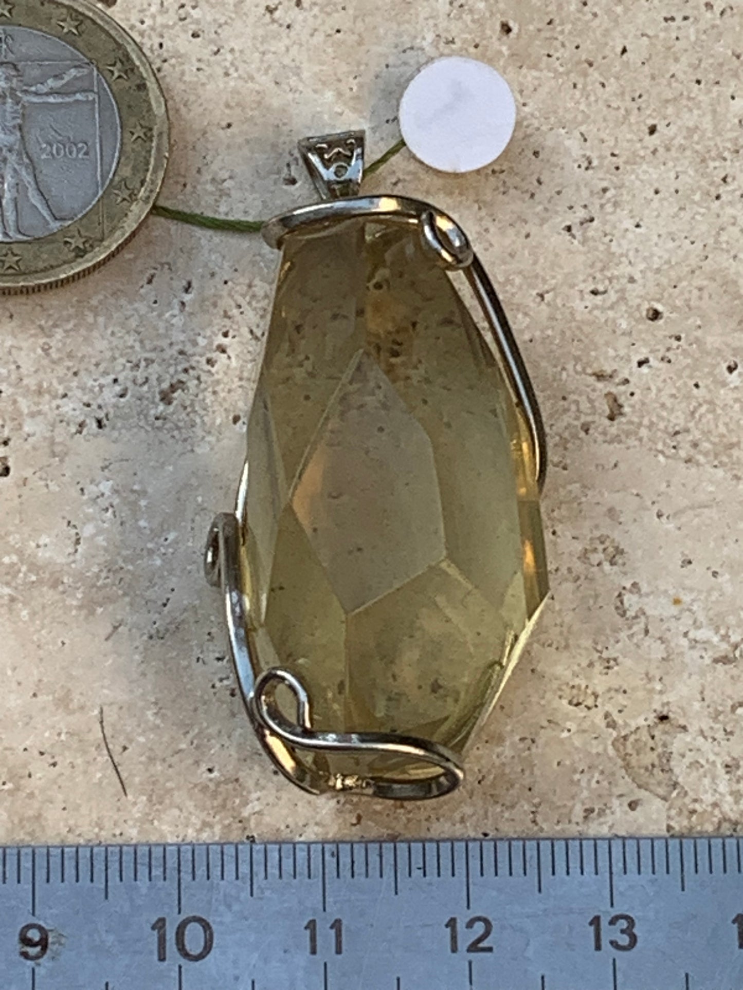 Cristal de roche lemon/ quartz Lemon, pendentif en laiton Argenté de 50mm de hauteur x 22 x 18. Vendu avec cordon réglable !