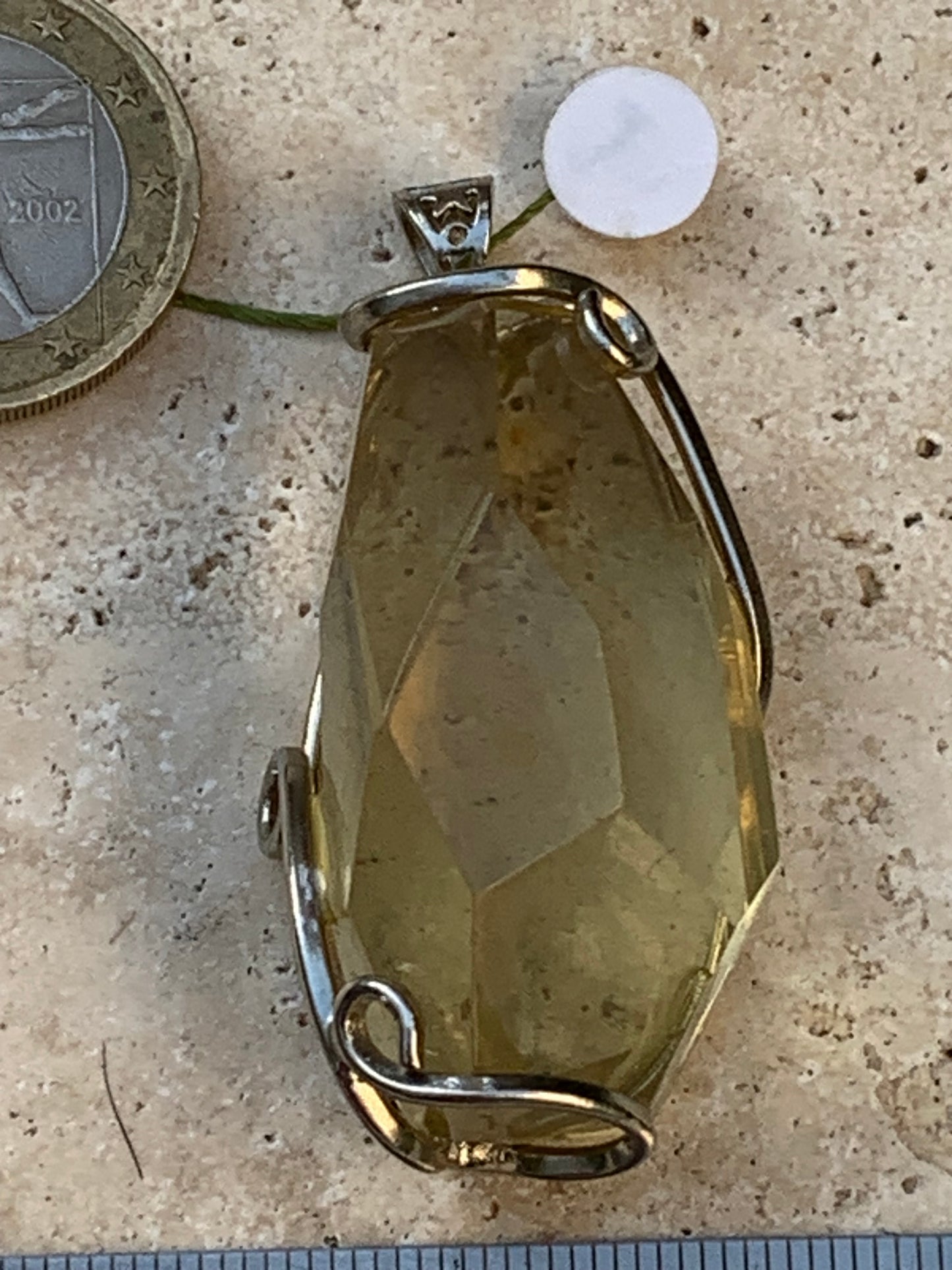 Cristal de roche lemon/ quartz Lemon, pendentif en laiton Argenté de 50mm de hauteur x 22 x 18. Vendu avec cordon réglable !