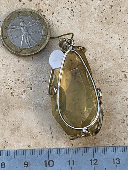 Cristal de roche lemon/ quartz Lemon, pendentif en laiton Argenté de 50mm de hauteur x 22 x 18. Vendu avec cordon réglable !
