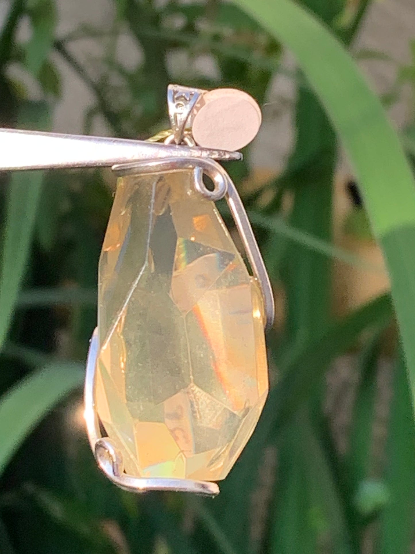 Cristal de roche lemon/ quartz Lemon, pendentif en laiton Argenté de 50mm de hauteur x 22 x 18. Vendu avec cordon réglable !