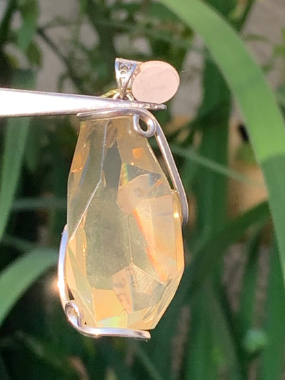 Cristal de roche lemon/ quartz Lemon, pendentif en laiton Argenté de 50mm de hauteur x 22 x 18. Vendu avec cordon réglable !