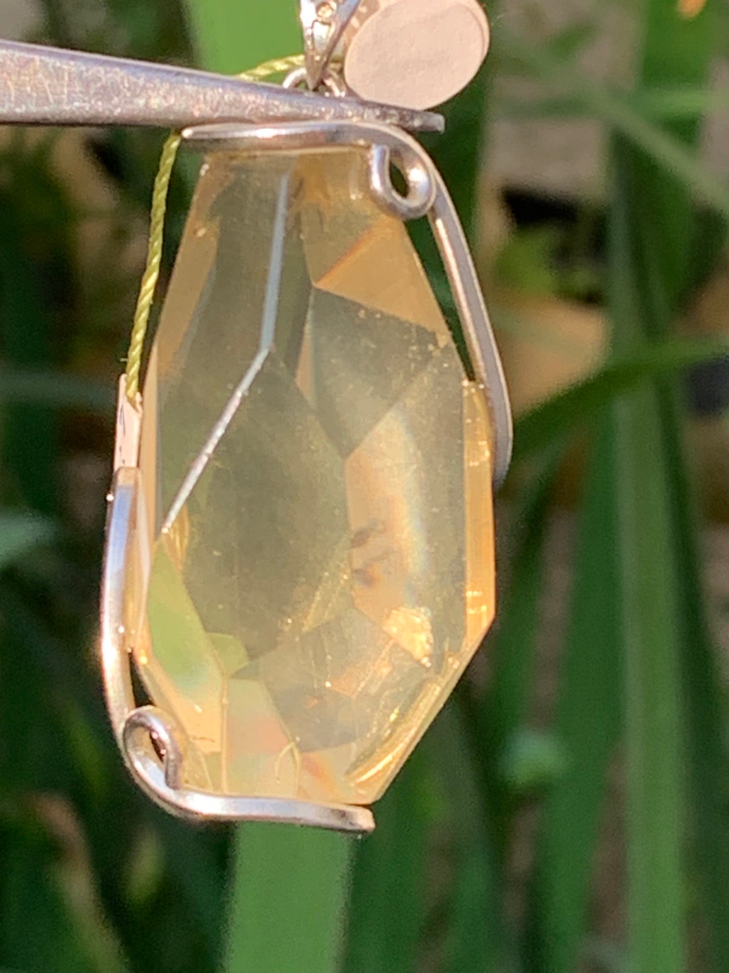 Cristal de roche lemon/ quartz Lemon, pendentif en laiton Argenté de 50mm de hauteur x 22 x 18. Vendu avec cordon réglable !