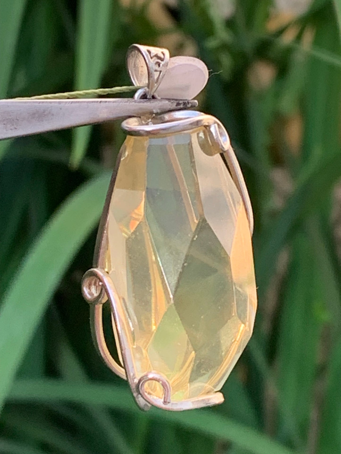 Cristal de roche lemon/ quartz Lemon, pendentif en laiton Argenté de 50mm de hauteur x 22 x 18. Vendu avec cordon réglable !