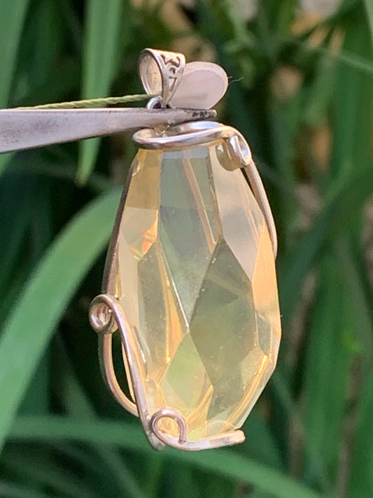Cristal de roche lemon/ quartz Lemon, pendentif en laiton Argenté de 50mm de hauteur x 22 x 18. Vendu avec cordon réglable !