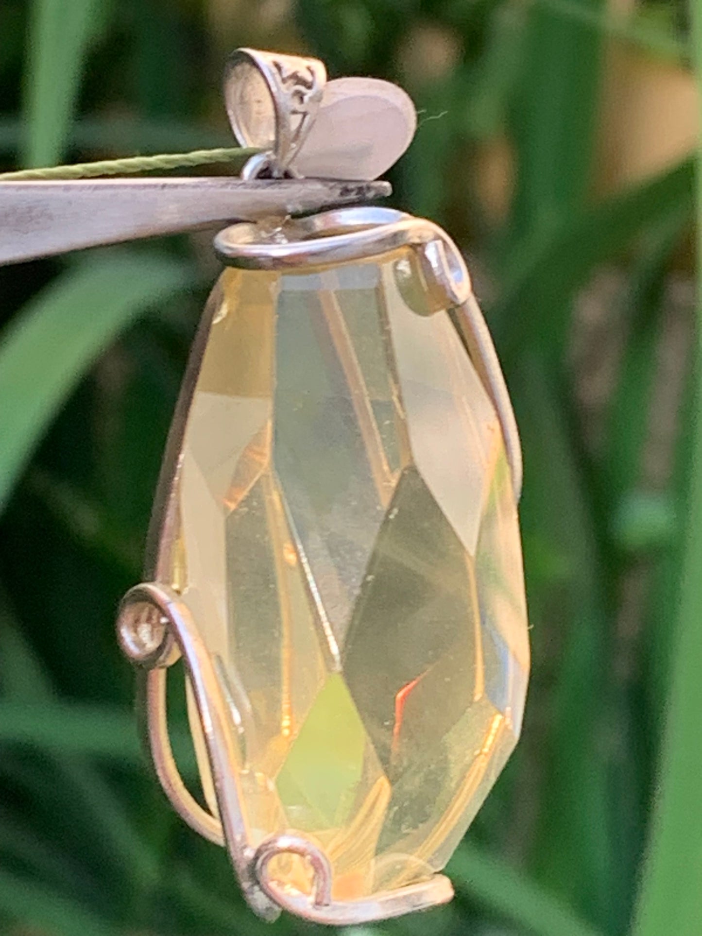 Cristal de roche lemon/ quartz Lemon, pendentif en laiton Argenté de 50mm de hauteur x 22 x 18. Vendu avec cordon réglable !