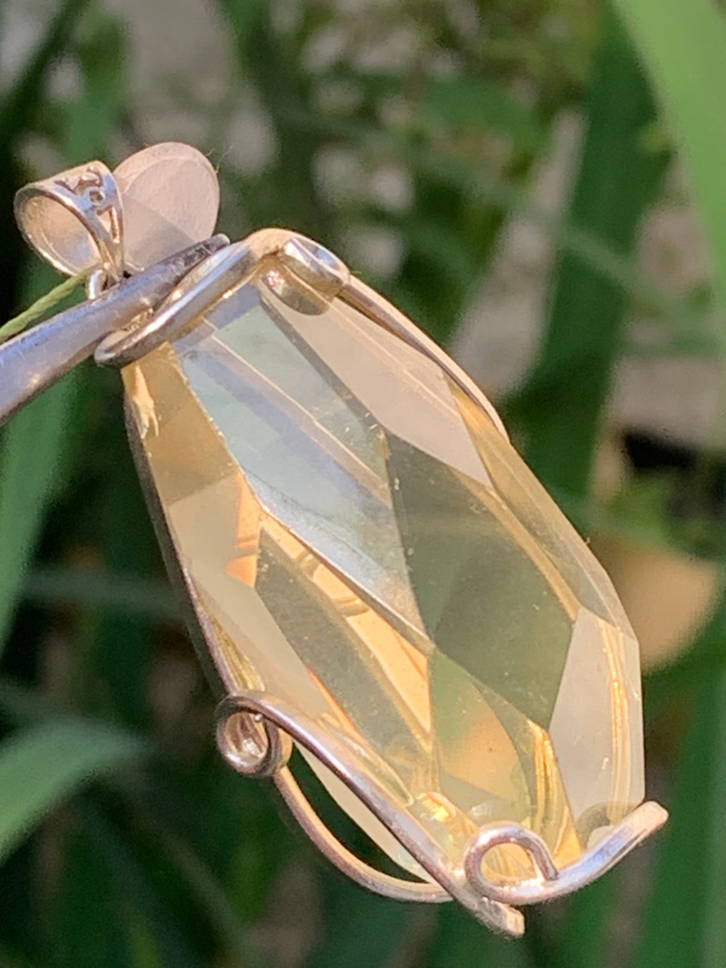 Cristal de roche lemon/ quartz Lemon, pendentif en laiton Argenté de 50mm de hauteur x 22 x 18. Vendu avec cordon réglable !