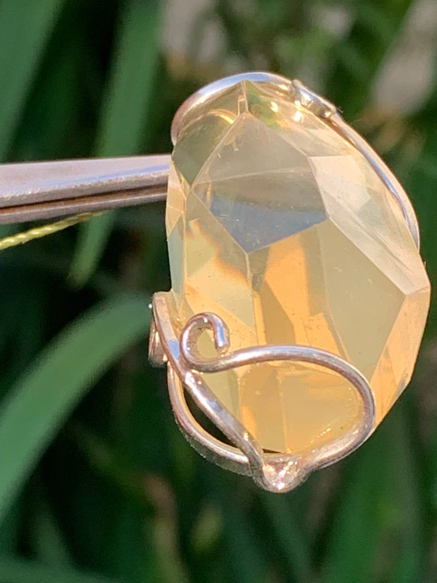 Cristal de roche lemon/ quartz Lemon, pendentif en laiton Argenté de 50mm de hauteur x 22 x 18. Vendu avec cordon réglable !