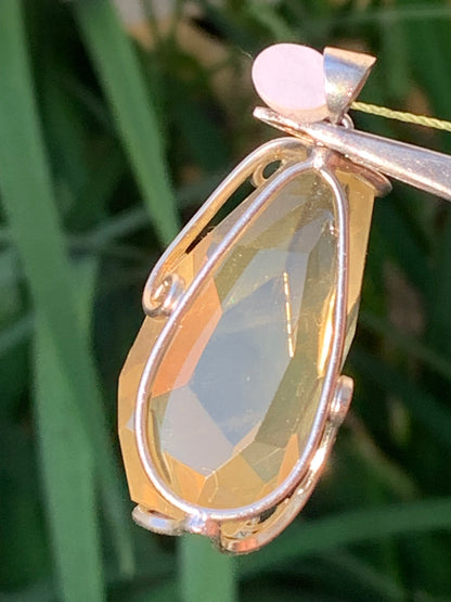 Cristal de roche lemon/ quartz Lemon, pendentif en laiton Argenté de 50mm de hauteur x 22 x 18. Vendu avec cordon réglable !
