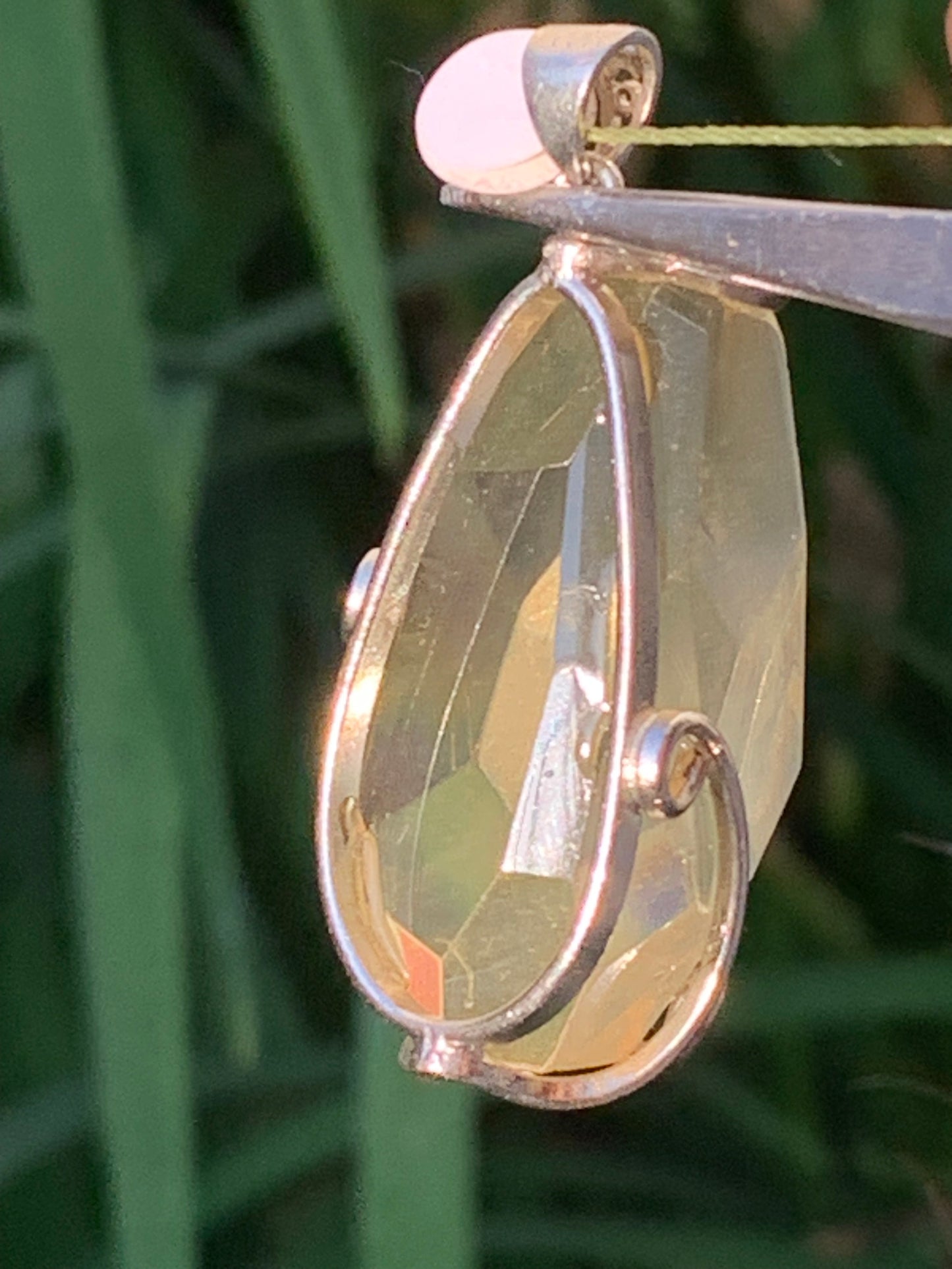 Cristal de roche lemon/ quartz Lemon, pendentif en laiton Argenté de 50mm de hauteur x 22 x 18. Vendu avec cordon réglable !