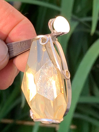 Cristal de roche lemon/ quartz Lemon, pendentif en laiton Argenté de 50mm de hauteur x 22 x 18. Vendu avec cordon réglable !