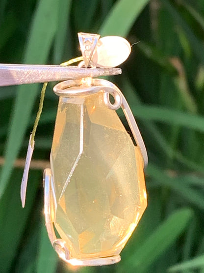 Cristal de roche lemon/ quartz Lemon, pendentif en laiton Argenté de 50mm de hauteur x 22 x 18. Vendu avec cordon réglable !