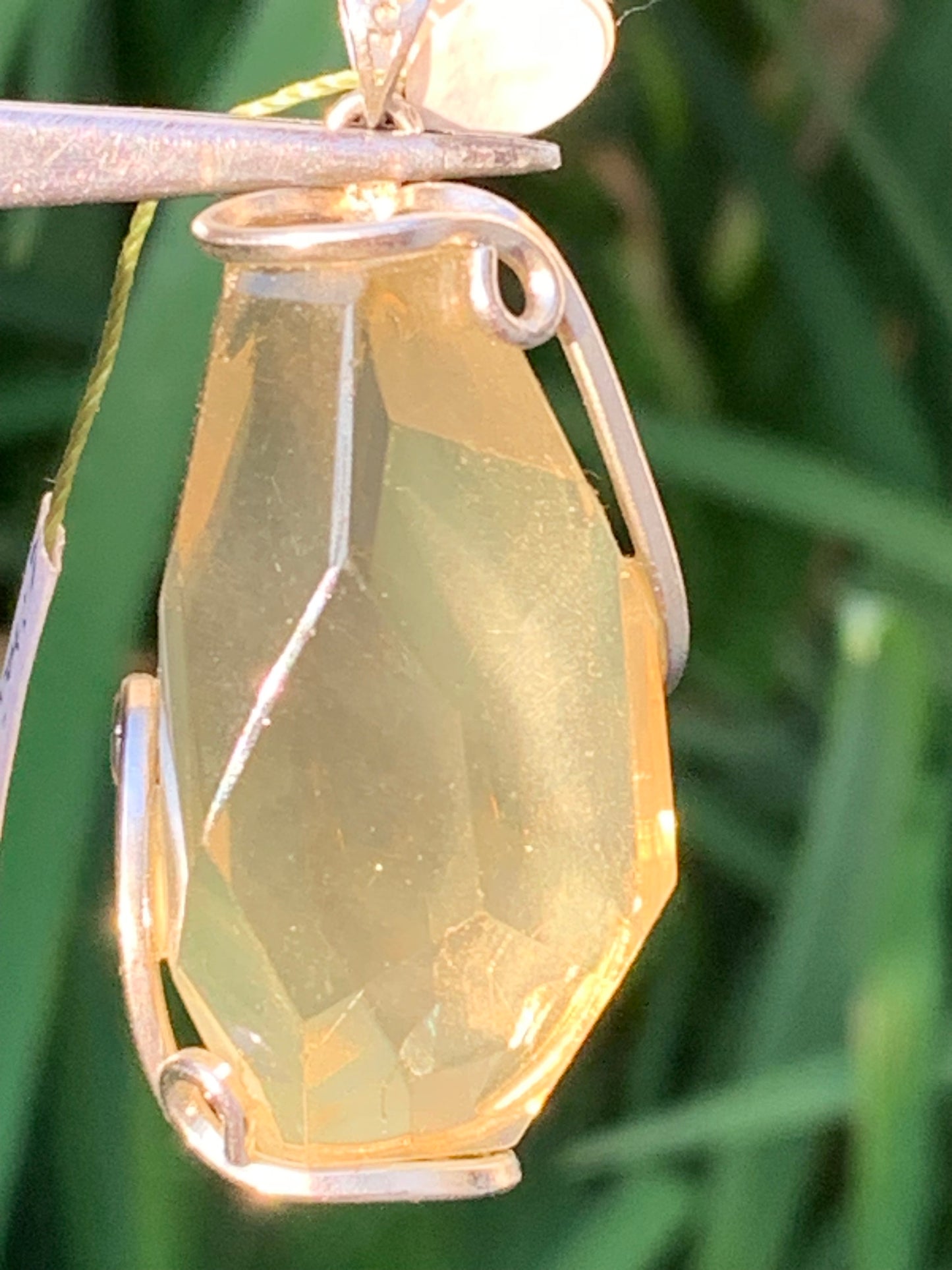 Cristal de roche lemon/ quartz Lemon, pendentif en laiton Argenté de 50mm de hauteur x 22 x 18. Vendu avec cordon réglable !