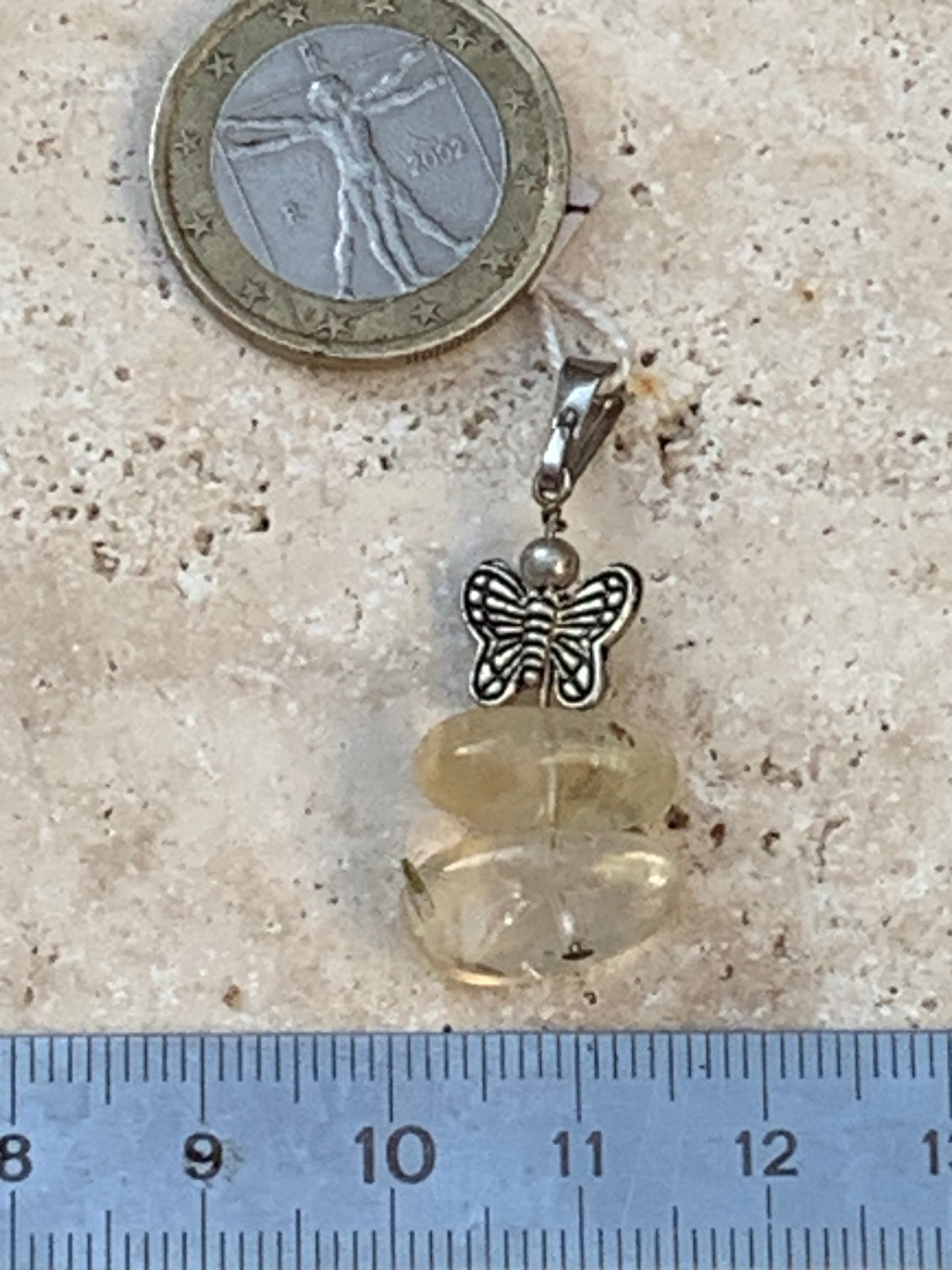 Citrine, pendentif en Argent de 35 mm de hauteur x15 de largeur x 10 d'épaisseur. Vendu avec cordon réglable !