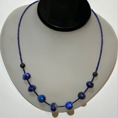 Lapis lazuli, collier de 42 cm, en perle de 1x3 et 9x9 mm. Monté par Zen Curiosity, belle pièce !