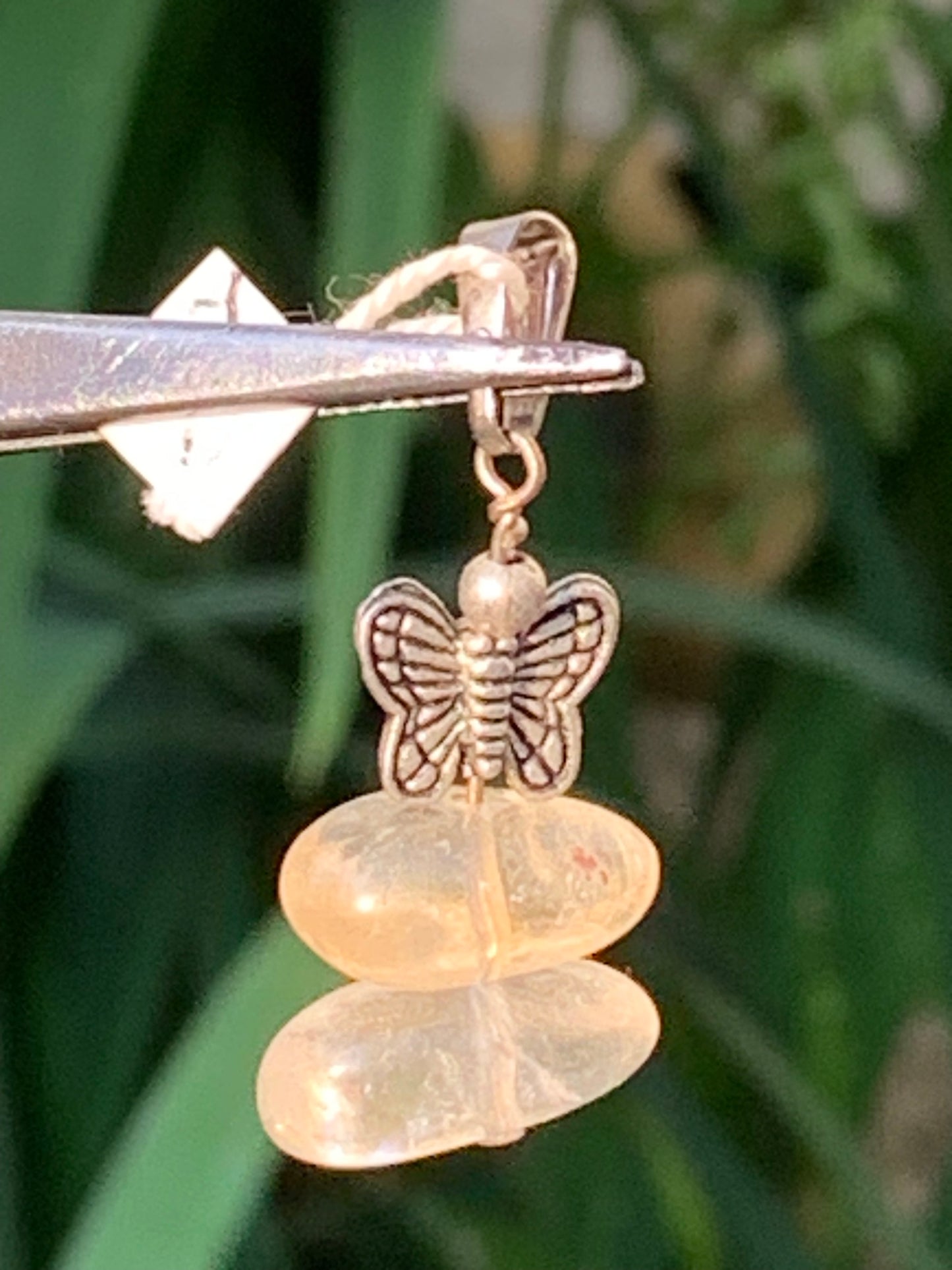 Citrine, pendentif en Argent de 35 mm de hauteur x15 de largeur x 10 d'épaisseur. Vendu avec cordon réglable !