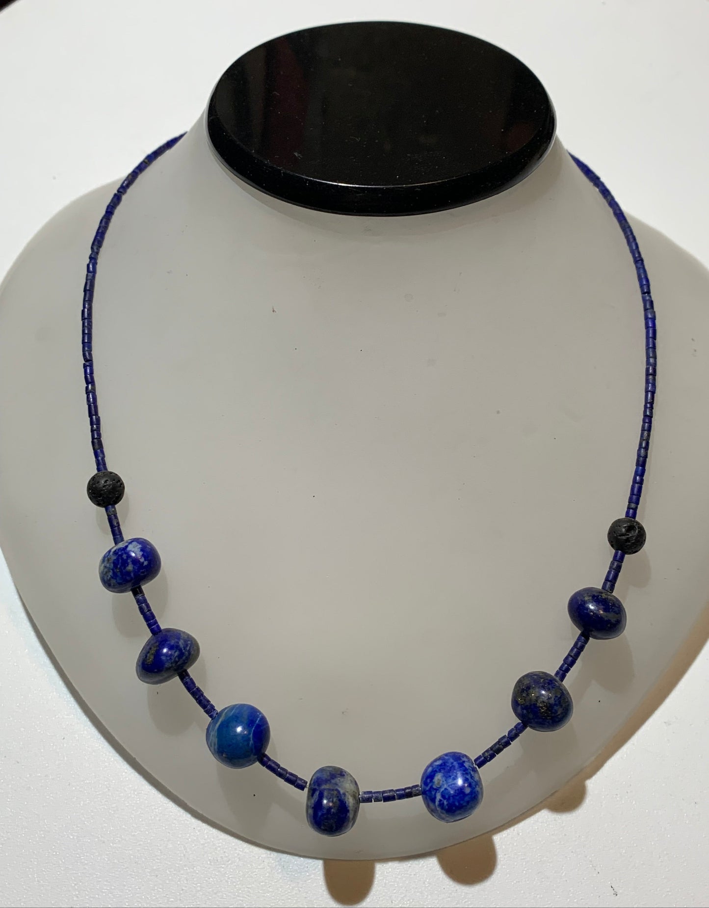 Lapis lazuli, collier de 42 cm, en perle de 1x3 et 9x9 mm. Monté par Zen Curiosity, belle pièce !