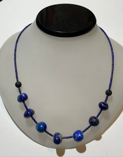 Lapis lazuli, collier de 42 cm, en perle de 1x3 et 9x9 mm. Monté par Zen Curiosity, belle pièce !