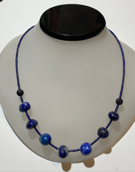 Lapis lazuli, collier de 42 cm, en perle de 1x3 et 9x9 mm. Monté par Zen Curiosity, belle pièce !