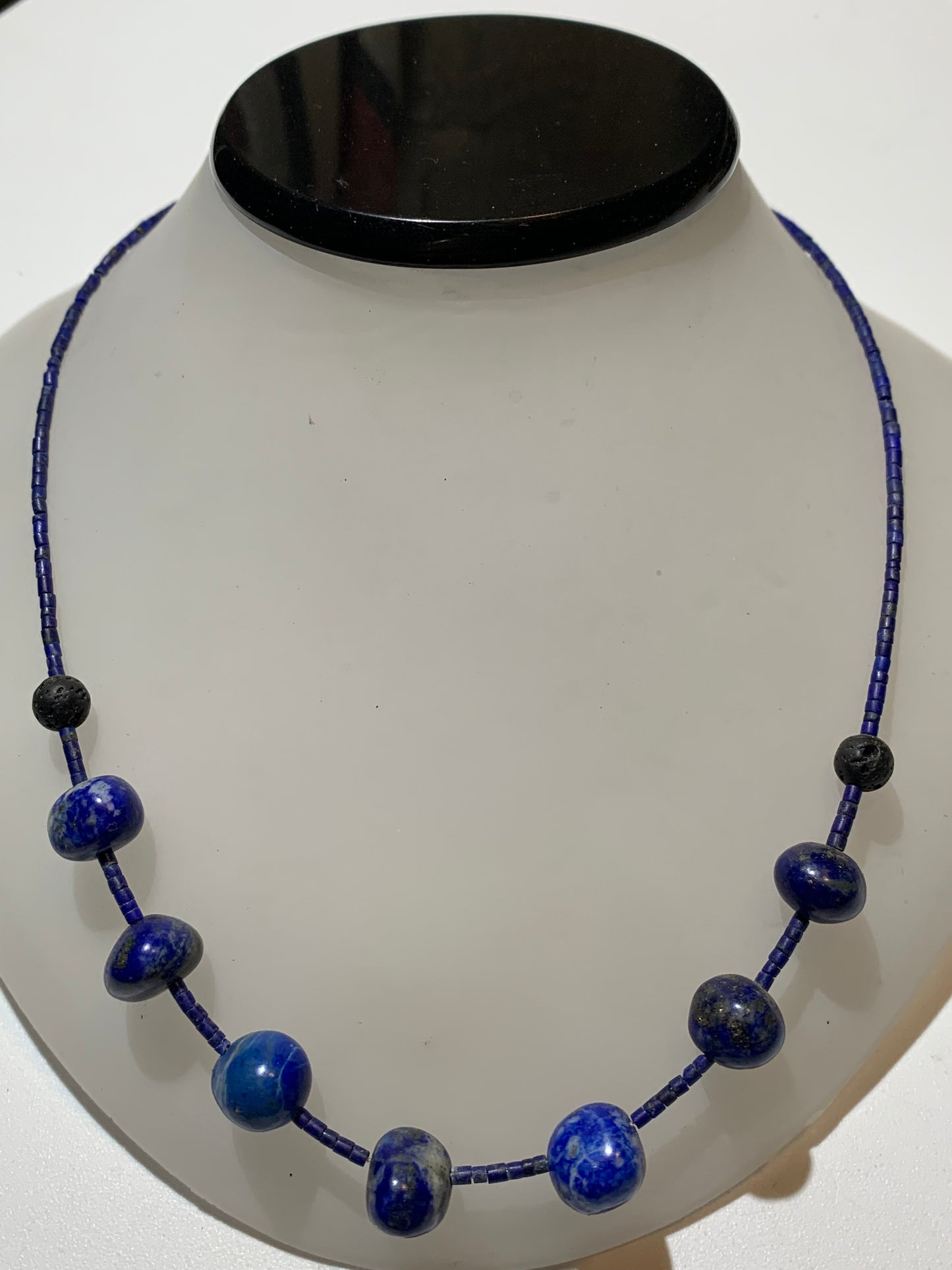 Lapis lazuli, collier de 42 cm, en perle de 1x3 et 9x9 mm. Monté par Zen Curiosity, belle pièce !