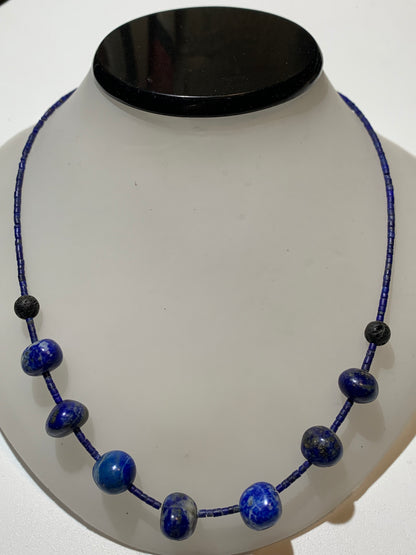 Lapis lazuli, collier de 42 cm, en perle de 1x3 et 9x9 mm. Monté par Zen Curiosity, belle pièce !