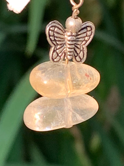 Citrine, pendentif en Argent de 35 mm de hauteur x15 de largeur x 10 d'épaisseur. Vendu avec cordon réglable !