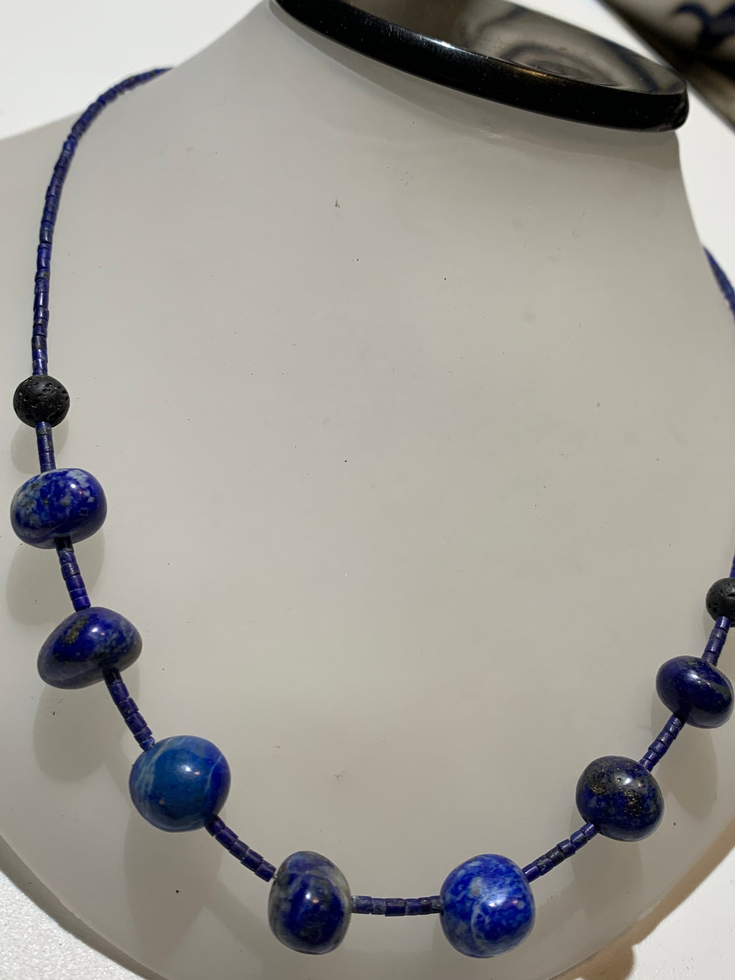 Lapis lazuli, collier de 42 cm, en perle de 1x3 et 9x9 mm. Monté par Zen Curiosity, belle pièce !