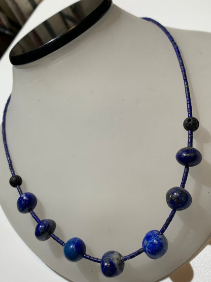 Lapis lazuli, collier de 42 cm, en perle de 1x3 et 9x9 mm. Monté par Zen Curiosity, belle pièce !