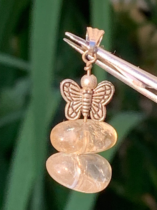 Citrine, pendentif en Argent de 35 mm de hauteur x15 de largeur x 10 d'épaisseur. Vendu avec cordon réglable !