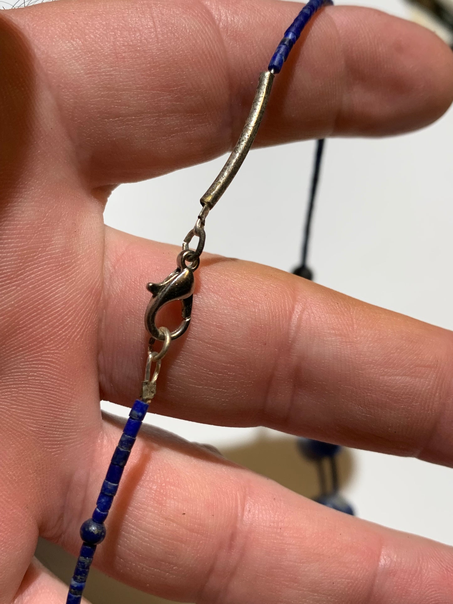 Lapis lazuli, collier de 42 cm, en perle de 1x3 et 9x9 mm. Monté par Zen Curiosity, belle pièce !