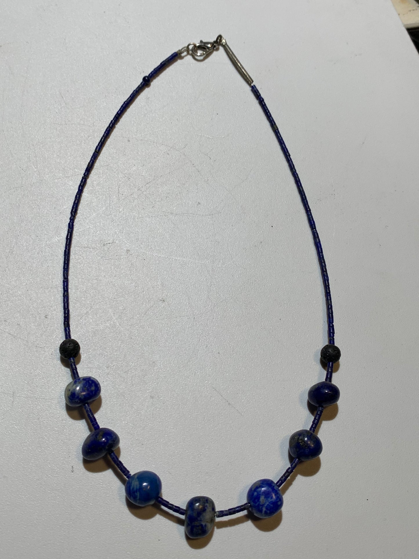 Lapis lazuli, collier de 42 cm, en perle de 1x3 et 9x9 mm. Monté par Zen Curiosity, belle pièce !