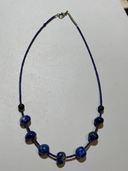 Lapis lazuli, collier de 42 cm, en perle de 1x3 et 9x9 mm. Monté par Zen Curiosity, belle pièce !