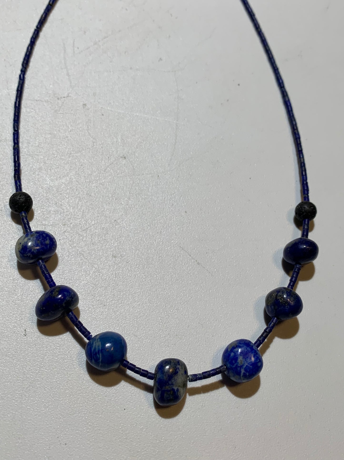 Lapis lazuli, collier de 42 cm, en perle de 1x3 et 9x9 mm. Monté par Zen Curiosity, belle pièce !