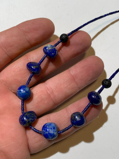 Lapis lazuli, collier de 42 cm, en perle de 1x3 et 9x9 mm. Monté par Zen Curiosity, belle pièce !