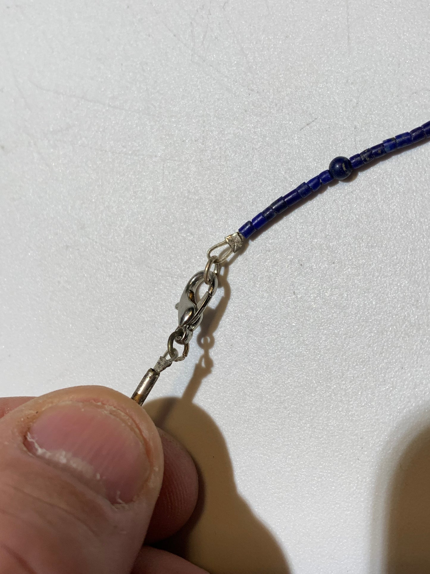 Lapis lazuli, collier de 42 cm, en perle de 1x3 et 9x9 mm. Monté par Zen Curiosity, belle pièce !