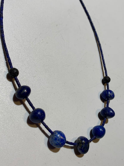 Lapis lazuli, collier de 42 cm, en perle de 1x3 et 9x9 mm. Monté par Zen Curiosity, belle pièce !