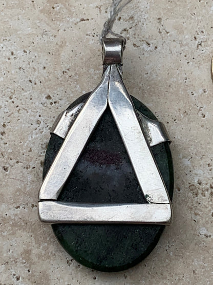 Rubis sur Zoisite, pendentif en Argent de 52mm de ht x30 x8. Vendu avec un cordon réglable de couleur noire !