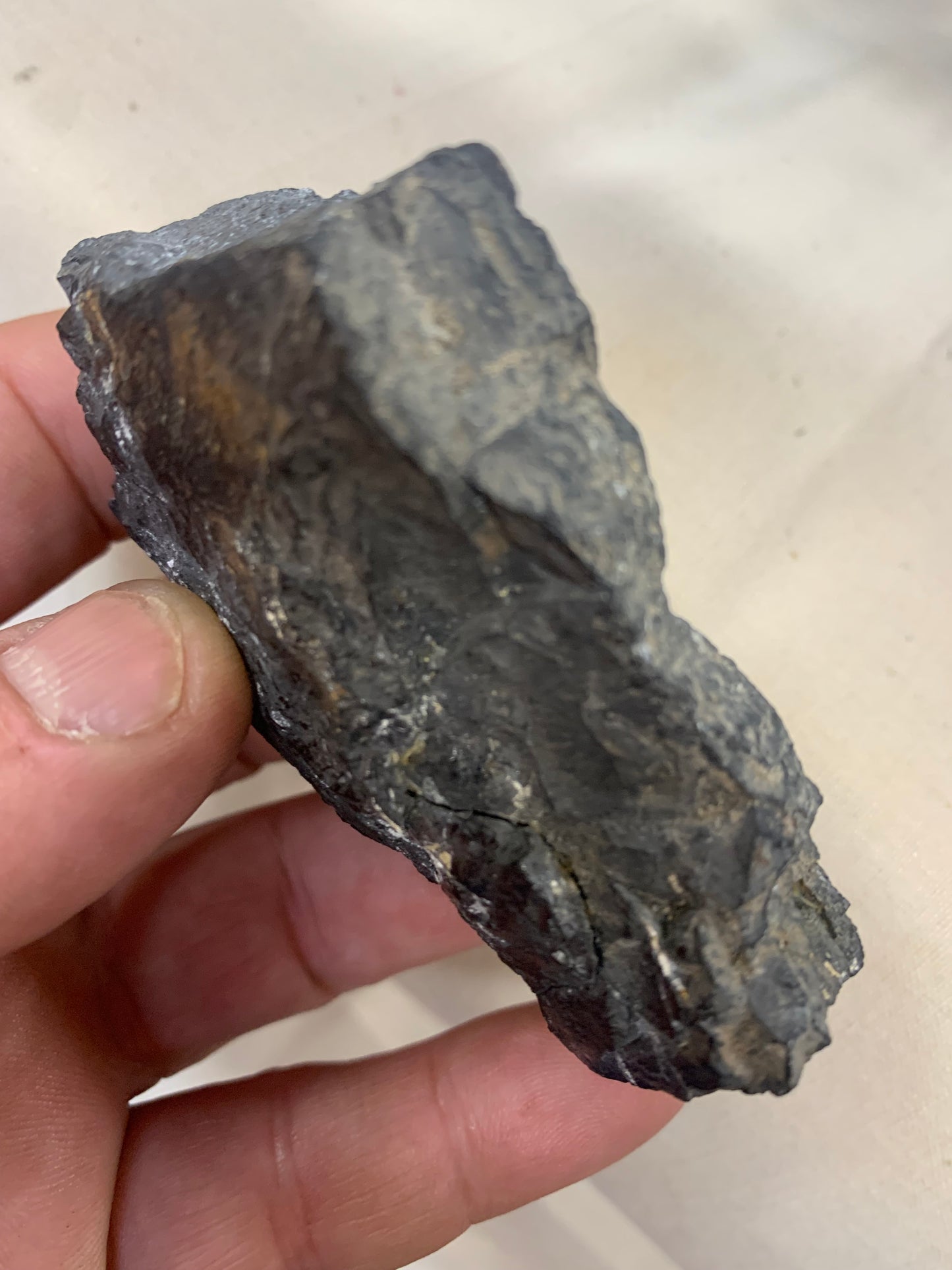 Shungite Petrovsky  – Pierre brute naturelle 75x55x25 mm, 40 g – Pièce rare et authentique !