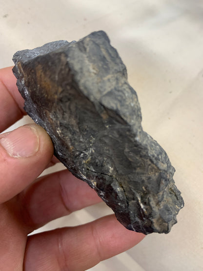 Shungite Petrovsky  – Pierre brute naturelle 75x55x25 mm, 40 g – Pièce rare et authentique !