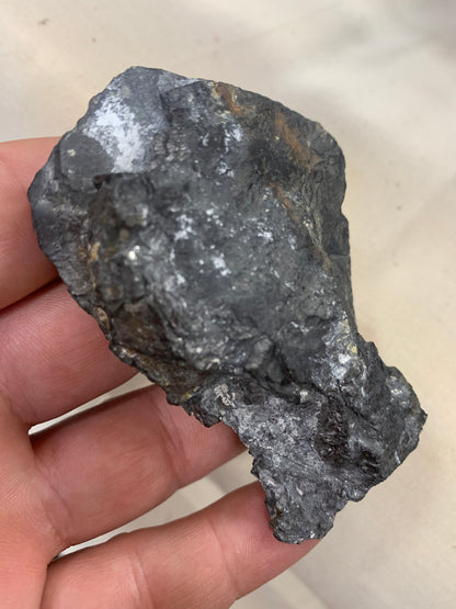 Shungite Petrovsky  – Pierre brute naturelle 75x55x25 mm, 40 g – Pièce rare et authentique !